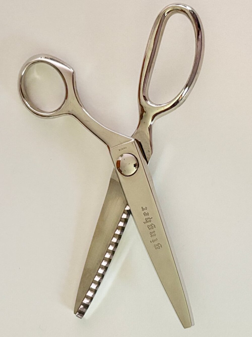 Gingher pinking shears 7.5" sewing scissors w/ box - Picture 2 of 5